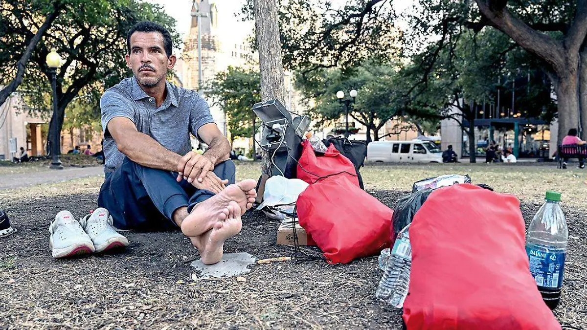 Migrante en un jardín en San Antonio, Texas